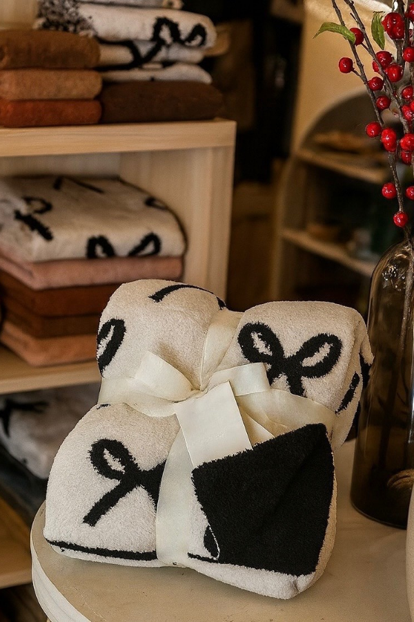 ETA 11/17 - Black and Cream Bow Luxury Blanket
